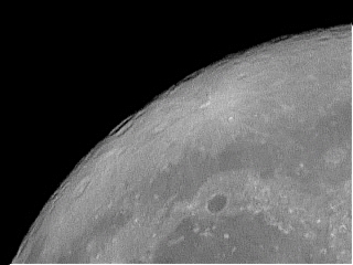 Luna Detalle I.bmp -       DETALLE LUNA (ZONA NORTE-CR�TER PLAT�N y MARE FRIGORIS)      * Fecha:   2006     * Lugar:   Ba�os de Montemayor (C�ceres)     * Telescopio:   Refractor Alstar 80/900     * Montura:   EQ2     * C�mara:   Webcam Toucam pro-2 sin modificar     * M�todo:   Foco primario      * Procesado:   procesado con RegiStax      * Visibilidad:   Regular   